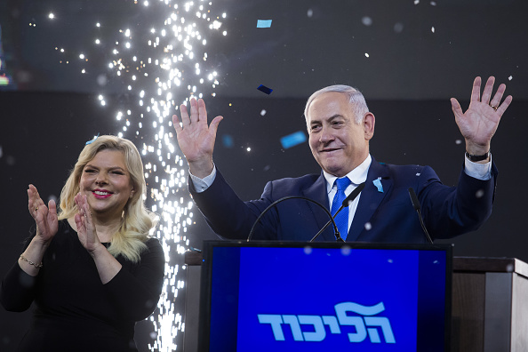 -Benjamin Netanyahu, premier ministre d'Israël, et son épouse, Sara, saluent leurs partisans lors de son discours après le vote, le 10 avril 2019, à Tel Aviv, en Israël. Photo par Amir Levy / Getty Images.