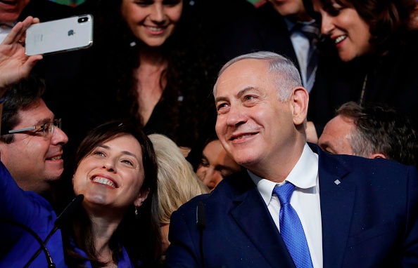 -Le Premier ministre israélien Benjamin Netanyahu et la vice-ministre israélienne des Affaires étrangères, Tzipi Hotovely, posent pour un selfie le soir du scrutin au siège de son parti du Likoud dans la ville côtière israélienne de Tel Aviv, le 10 avril 2019. Photo par THOMAS COEX / AFP/Getty Images.