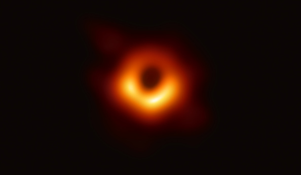Photo fournie par la National Science Foundation, le télescope Event Horizon capture un trou noir au centre de la galaxie M87, délimité par l'émission de gaz chauds tourbillonnant autour de celle-ci sous l'influence de la forte gravité près de son horizon, sur une image publiée le 10 avril 2019.( Photo : National Science Foundation via Getty Images)