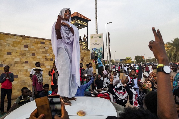 -Alaa Salah, une Soudanaise propulsée à la renommée d'Internet plus tôt cette semaine après la diffusion virale de ses chants de protestation contre le président Omar al-Bashir, s'adresse aux manifestants lors d'une manifestation devant le siège de l'armée à Khartoum, le 10 avril 2019. Photo by - / AFP / Getty Images.