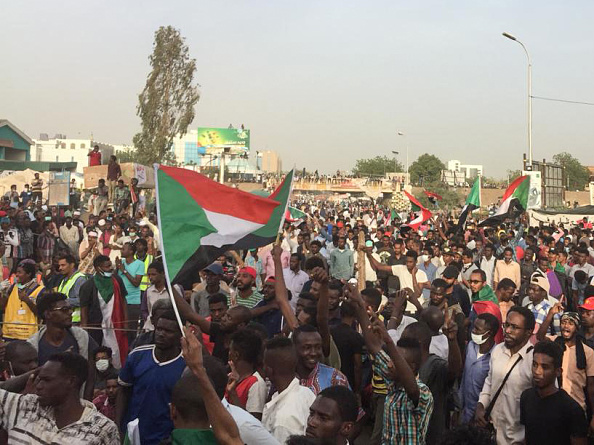 -Le 11 avril 2019. L'armée soudanaise envisage de faire "une annonce importante", ont déclaré aujourd'hui les médias d'Etat, après des mois de manifestations réclamant la démission du président de longue date, le président Omar al-Bashir. Les manifestants tiennent un sit-in sans précédent depuis six jours. Photo by - / AFP / Getty Images.