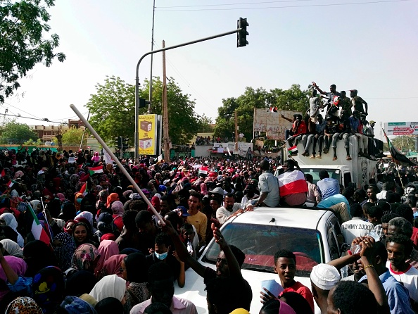 -Des manifestants soudanais se sont rassemblés dans une rue du centre de Khartoum le 11 avril 2019, après que l'un des présidents les plus anciens d'Afrique ait été renversé par l'armée. Les organisateurs des manifestations pour le renversement du président soudanais Omar al-Bashir ont rejeté jeudi son renversement par l'armée, le qualifiant de "coup d'Etat dirigé par le régime" et ont promis de poursuivre leur campagne. Photo by - / AFP / Getty Images.