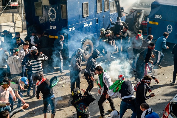 -Des manifestants algériens lancent des pierres lors d'affrontements avec la police anti-émeute lors d'une manifestation antigouvernementale dans la capitale, Alger, le 12 avril 2019. Photo de RYAD KRAMDI / AFP / Getty Images.
