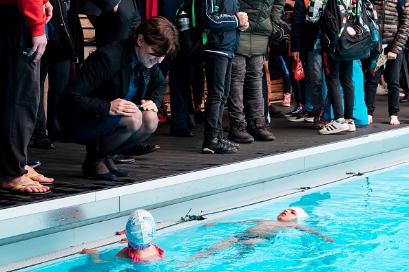 La ministre des Sports, Roxana Maracineanu (à gauche), rencontre de jeunes nageurs à Mulhouse, le 12 avril 2019.      (Photo : VALENTINE ZELER/AFP/Getty Images)