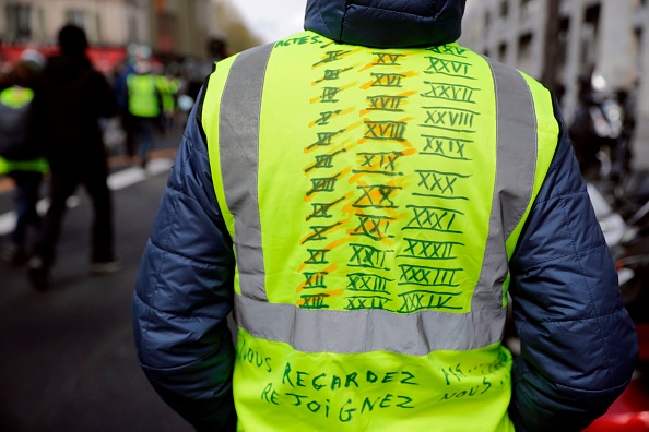 "Gilets jaunes". Un manifestant vêtu d'un gilet jaune a noté avec tous les actes auxquels il a assisté et ceux à venir.  (Photo : THOMAS SAMSON/AFP/Getty Images)