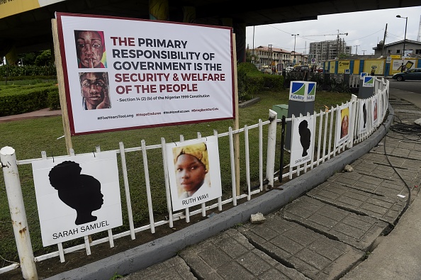 -Des portraits de quelques-unes des 200 écolières de Chibok enlevées par les jihadistes de Boko Haram il y a cinq ans, ils sont exposés au rond-point de Falomo à Lagos, le 13 avril 2019. Photo by PIUS UTOMI EKPEI / AFP / Getty Images.