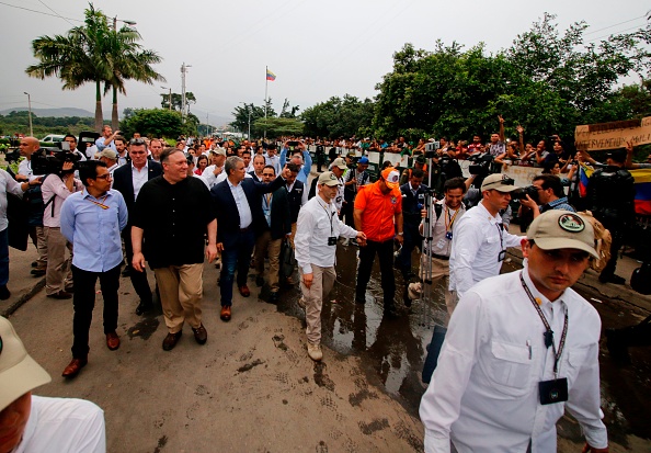 -Le secrétaire d'État américain Mike Pompeo et le président colombien Ivan Duque visitent le pont international Simon Bolivar de Cucuta, département du Norte del Santander (Colombie), le 14 avril 2019. Il termine son voyage par une brève visite à Cucuta, où il rencontre des réfugiés vénézuéliens. Photo de Schneyder MENDOZA / AFP / Getty Images.