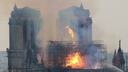 [MAJ] Incendie à Notre-Dame de Paris: des prières et des chants s’organisent devant la cathédrale