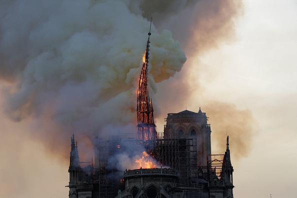 Le clocher englouti par les flammes s'effondre lorsque le toit de la cathédrale Notre-Dame de Paris brûle le 15 avril 2019 à Paris.  (Photo : GEOFFROY VAN DER HASSELT/AFP/Getty Images)