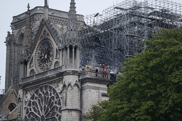  Un énorme incendie qui a dévasté la cathédrale Notre-Dame est " sous contrôle ", ont déclaré les pompiers de Paris tôt le 16 avril, après que les pompiers aient passé des heures à combattre les flammes. (Photo : ZAKARIA ABDELKAFI/AFP/Getty Images)