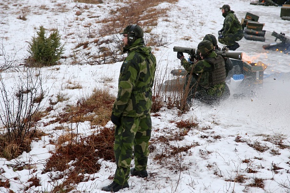 -Des membres du régiment de Gotland tirent avec une arme antichar sur un champ de tir lors d'un exercice de tir réel sur l'île baltique le 5 février 2019. Photo de Tom LITTLE / AFP / Getty Images.