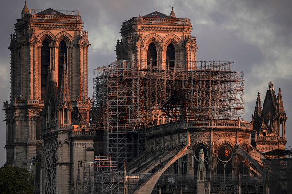 Paris. La cathédrale Notre-Dame au lever du soleil à la suite d'un incendie majeur, le lundi 17 avril 2019. (Photo : Dan Kitwood/Getty Images)