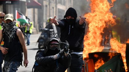 Black blocs, antifa : vives tensions et virage à l’extrême gauche pour l’acte 23 des « gilets jaunes » à Paris