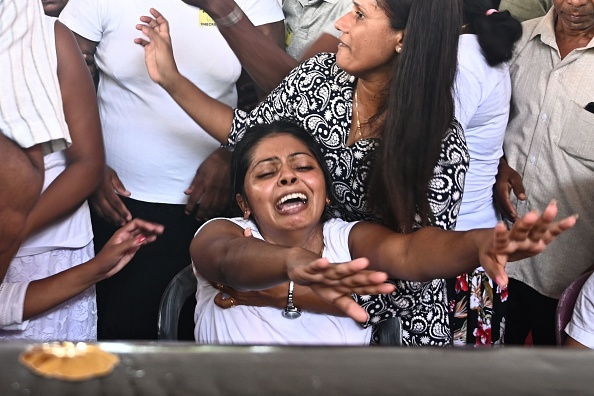 Une femme pleure à côté d'un cercueil lors des funérailles des victimes de l'explosion d'une bombe à l'église St Sebastian de Negombo le 23 avril 2019, deux jours après une série d'attentats à la bombe visant des églises et hôtels de luxe au Sri Lanka. (Photo : JEWEL SAMAD/AFP/Getty Images)