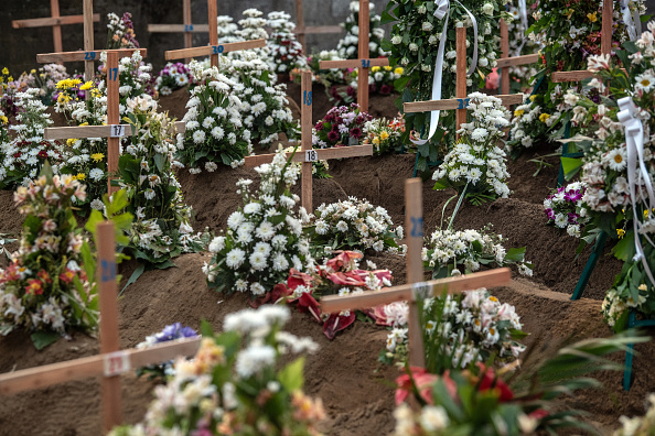 -Des crucifix en bois de fabrication artisanale marquent les tombes des personnes tuées lors de l'attaque du dimanche de Pâques sur l'église de St Sébastien, le 23 avril 2019 à Negombo, au Sri Lanka. Au moins 359 personnes ont été tuées et 500 autres blessées. Photo de Carl Court / Getty Images.