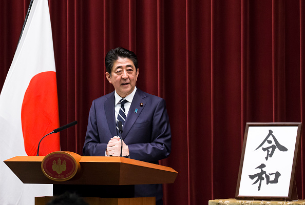 -Le Premier ministre japonais, Shinzo Abe, prend la parole lors d'une conférence de presse dans la résidence officielle du Premier ministre, le 1er avril 2019 à Tokyo, au Japon. Le Japon a nommé sa nouvelle ère impériale Reiwa pour marquer le début de la nouvelle ère, avant que le prince héritier Naruhito, âgé de 59 ans, ne monte sur le trône du chrysanthème, tandis que l'empereur Akihito, âgé de 85 ans, se prépare à se retirer à la fin du mois. Photo de Tomohiro Ohsumi / Getty Images