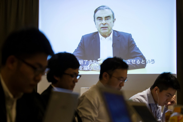 -Une interview vidéo avec Carlos Ghosn, ancien président de Nissan Motor Co., est affichée sur un écran lors d'une conférence de presse au Club des correspondants étrangers du Japon le 9 avril 2019 à Tokyo. Photo de Tomohiro Ohsumi / Getty Images.