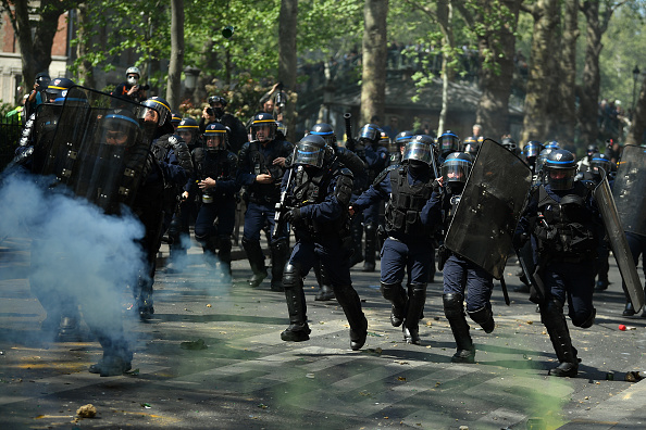 "Gilets jaunes ". Les forces de l'ordre  chargent des manifestants dans le quartier de Bercy alors qu'ils protestent pour la  23e semaine. 20 avril 2019 à Paris. (Photo : Jeff J Mitchell/Getty Images)