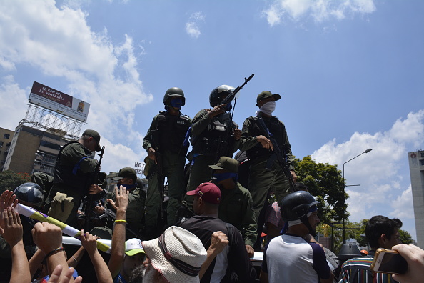 -Des officiers militaires pro-guaidó rejoignent leurs partisans le 30 avril 2019 à Caracas, au Venezuela. Le chef de l'opposition vénézuélienne, Juan Guaido, a appelé à un soulèvement militaire contre le gouvernement de Nicolas Maduro lors d'une émission en direct sur les médias sociaux. Photo de Rafael Briceno / Getty Images / Getty Images.