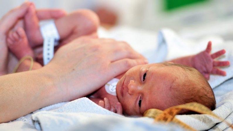 Une infirmière s'occupe d'un bébé prématuré (Philippe Huguen/AFP/Getty Images).
