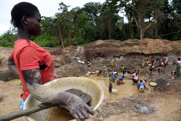-Des mineurs âgés entre 11 et 16 ans, étaient forcées de travailler dans des mines à ciel ouvert, comme sur la photo. Photo ISSOUF SANOGO / AFP / Getty Images.