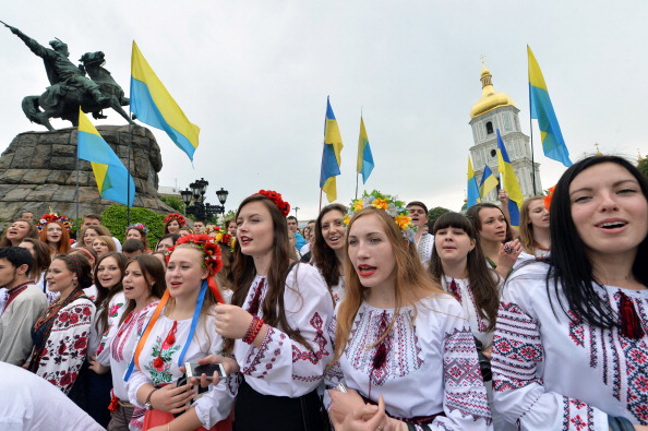 -Des femmes chantent des chansons folkloriques lors de la traditionnelle Vyshyvanka Mega March de printemps dans la capitale ukrainienne, Kiev. Des milliers d'Ukrainiens vêtus de chemises brodées traditionnelles, participent à la marche dans quelques villes du pays, allant de Londres à Toronto. Photo SERGEI SUPINSKY / AFP / Getty Images