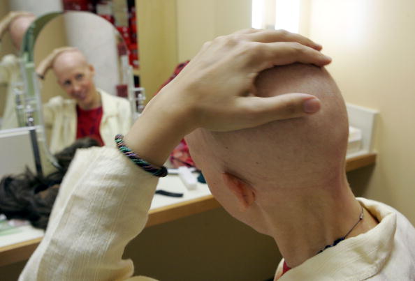 Cancer : certaines perruques destinées aux femmes seront mieux voire intégralement remboursées par la Sécurité sociale. (Photo : Justin Sullivan/Getty Images)