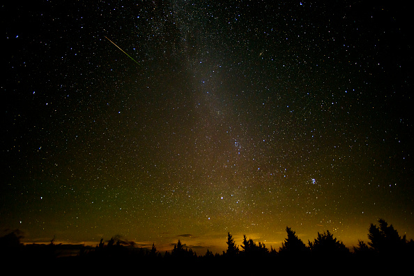 NASA. Une exposition de 30 secondes d'un météore  qui sillonne le ciel pendant la pluie annuelle de météores Perseid le 12 août 2016 à Spruce Knob, Virginie occidentale.  (Photo : Bill Ingalls/NASA viaGetty Images)