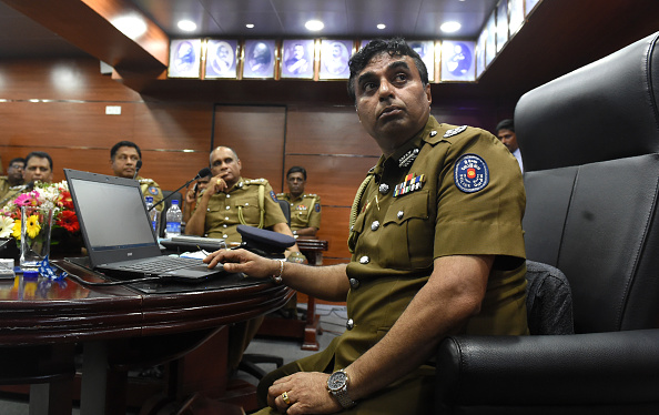 -Le chef de la police sri-lankaise, Pujith Jayasundara a été suspendu de ses fonctions par le président Sirisena qui lui reproche ne pas avoir pris les mesures de sécurité nécessaires alors que le Sri Lanka disposait de renseignements très précis sur des risques d'attaques suicides imminentes. Photo ISHARA S. KODIKARA / AFP / Getty Images.