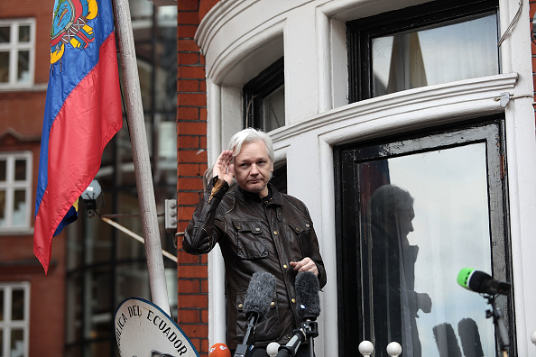 -Le 19 mai 2017 à Londres, en Angleterre. Julian Assange, fondateur du site Web Wikileaks, qui a publié des secrets du gouvernement américain, est recherché en Suède depuis 2012 pour viol. Il a demandé l'asile à l'ambassade équatorienne à Londres et la police a annoncé qu'il serait toujours en état d'arrestation s'il partait. Photo by Jack Taylor/Getty Images.