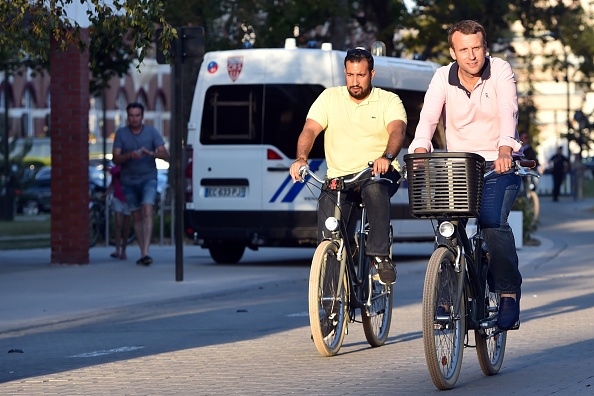 Le président Emmanuel Macron fait du vélo avec Alexandre Benalla, agent de sécurité de l'Élysée, dans les rues du Touquet, dans le nord de la France, le 17 juin 2017. (Photo : PHILIPPE HUGUEN/AFP/Getty Images)