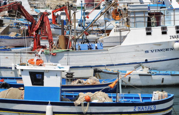 -Illustration- Des bateaux de pêcheurs ancrés sont photographiés, dans le port de Pozzuoli, près de Naples. Ils pourront désormais ramener vers la terre ferme le plastique ramassé accidentellement dans leurs filets. Photo MARIO LAPORTA / AFP / Getty Images.