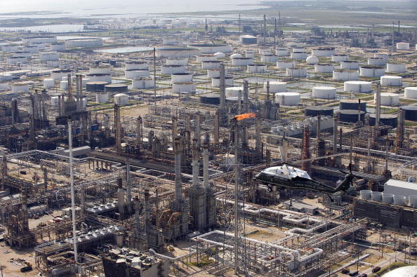 -Une raffinerie de pétrole, au Texas, le plus gros bassin de production de pétrole du monde, le bassin permien. Photo JIM WATSON / AFP / Getty Images.