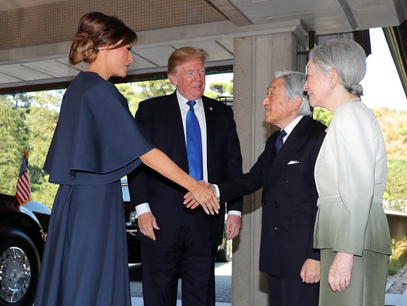 -Bien que n'étant pas qualifié de chef de l'Etat, l'empereur Akihito et l'impératrice Michiko assure les attributions protocolaires du pays. Photo EUGENE HOSHIKO / AFP / Getty Images.