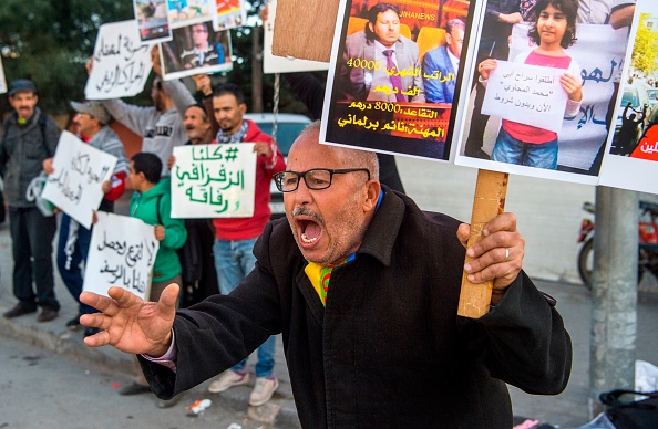 -Les partisans du mouvement marocain Al-Hirak al-Shaabi tiennent des pancartes et crient des slogans appelant à la libération du chef du mouvement, Nasser Zefzafi, devant la cour d'appel de Casablanca lors de son procès le 5 janvier 2018. Photo FADEL SENNA / AFP / Getty Images.