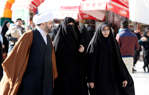 Le code vestimentaire entré en vigueur en Iran après la Révolution islamique de 1979 impose aux femmes de sortir tête voilée et le corps couvert d'un vêtement ample. (Photo : ATTA KENARE/AFP/Getty Images)