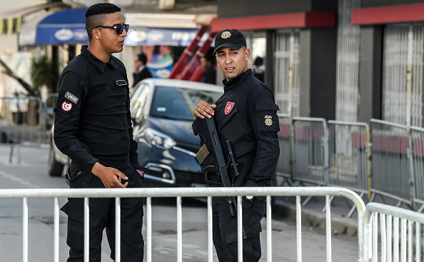 -Un membre de l’ONU a été arrêté par la police tunisienne alors qu’il était en service. Photo de FETHI BELAID / AFP / Getty Images.