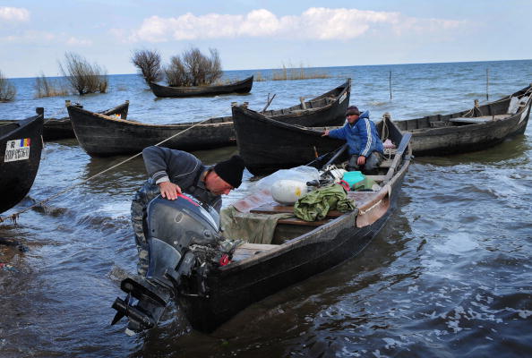-Le 20 mars 2019 dans une embarcation renversée dans le delta du Danube (est) une tonne de cocaïne, emballée dans 36 sacs en plastique a été découverte. Deux trafiquants serbes présumés avaient été arrêtés en lien avec cette découverte. Photo DANIEL MIHAILESCU / AFP / Getty Images.