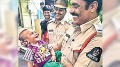 Un bébé de 4 mois offre un large sourire à un policier qui l’a sauvé d’un kidnappeur
