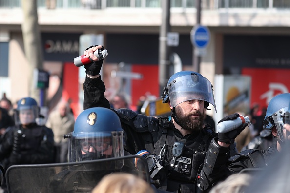 Des gendarmes brandissent une grenade lacrymogène pendant l’acte 21 des Gilets jaunes à Rouen, le 6 avril 2019. Photo d’illustration. Crédit : KENZO TRIBOUILLARD/AFP/Getty Images.
