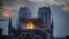 Des personnes disent avoir vu des personnages religieux dans les flammes de Notre-Dame