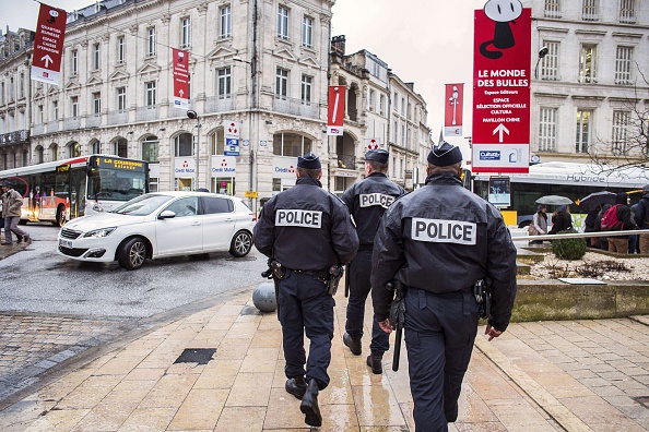 Des fonctionnaires de police patrouillent dans le centre-ville d’Angoulême. Photo d’illustration. Crédit : PIERRE DUFFOUR/AFP/Getty Images.
