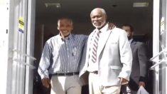 Un homme et son oncle libérés après 42 ans de prison pour un meurtre qu’ils n’ont pas commis