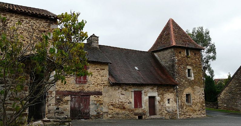 Une maison ancienne à côté de l'église de Saint-Pierre-de-Frugie - Crédit : Père Igor/Wikipedia