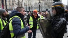 Gilets jaunes : un CRS vient en aide à un manifestant en lui pulvérisant un spray anti-lacrymo