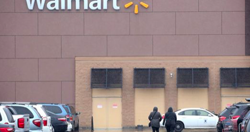 Des clients se dirigent vers le magasin Walmart de Chicago, Illinois, le 11 janvier 2018. (Scott Olson/Getty Images)
