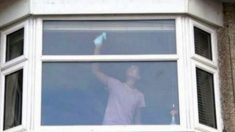 La photo d’une femme qui nettoie les vitres est affichée par la police, pour lancer un avertissement important