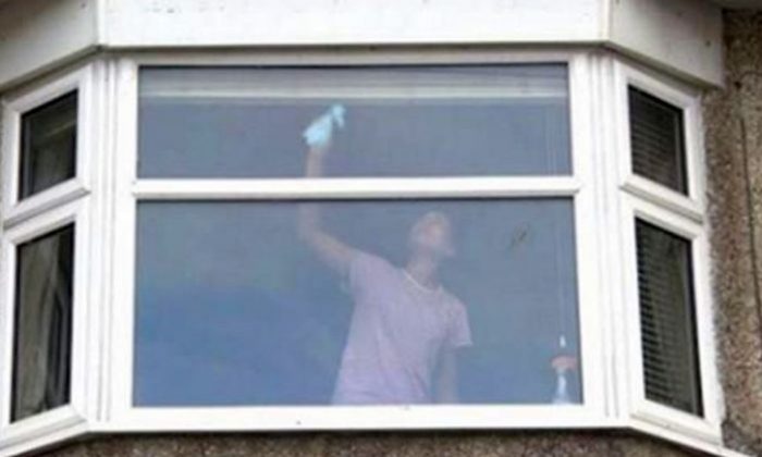 Au Royaume-Uni, la police a partagé la photo d'une femme qui nettoie une vitre, mais elle dit qu'il y a quelque chose qui ne va pas. (Police d'Avon et Somerset)
