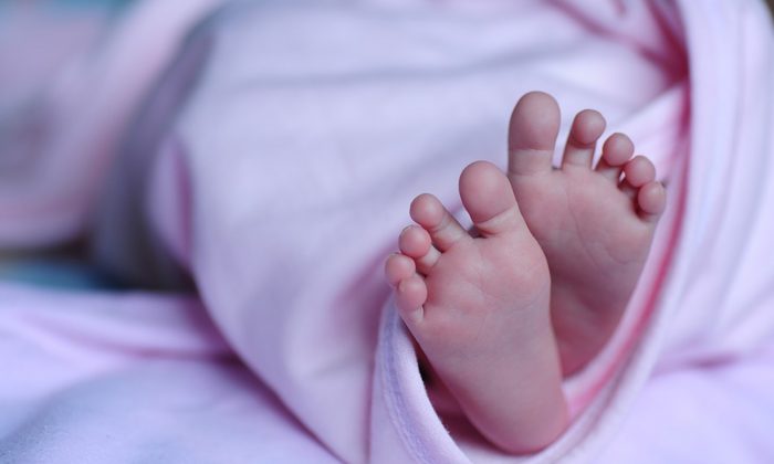 Une photo des pieds d'un bébé (Christiana Bella/Pixabay)