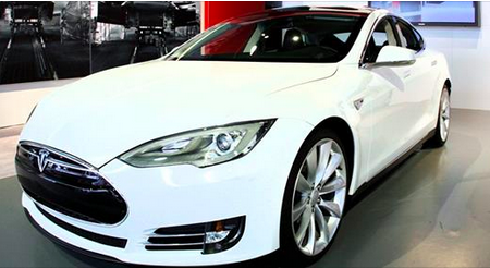 Une vidéo montre une Tesla à l’arrêt prendre feu spontanément